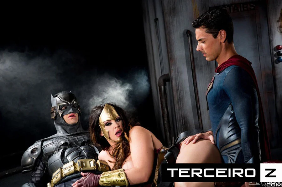 Mulher Maravilha transa com Batman e Superman em cena quente de hentai explícito