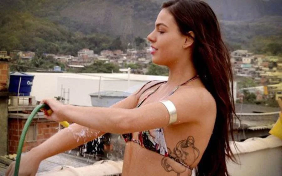 Vazou Nude Explícito de Isis Valverde em Quadrinhos Eróticos